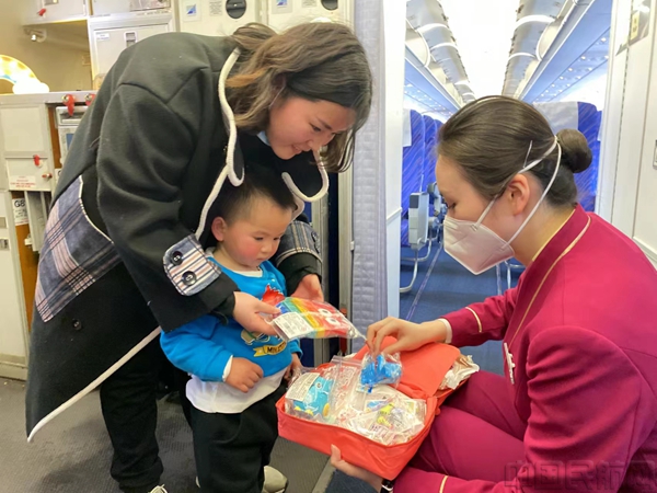 南航推出婴儿出行专属服务