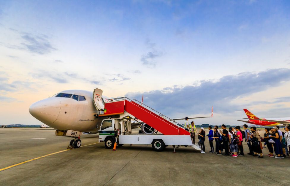 五一国内航线量价齐升 国际及地区航班恢复至2019年三成以上