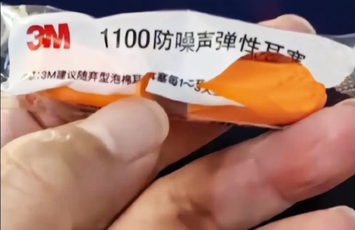 宝宝坐飞机哭闹妈妈挨个道歉发耳塞 乘客：很温暖