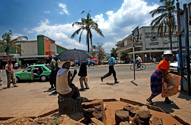 出境游热度上升 首批中国团队游客抵达津巴布韦
