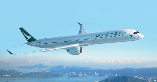 国泰航空乘务员挨个问旅客要不要毛毯，航班播报用英语、粤语和普通话