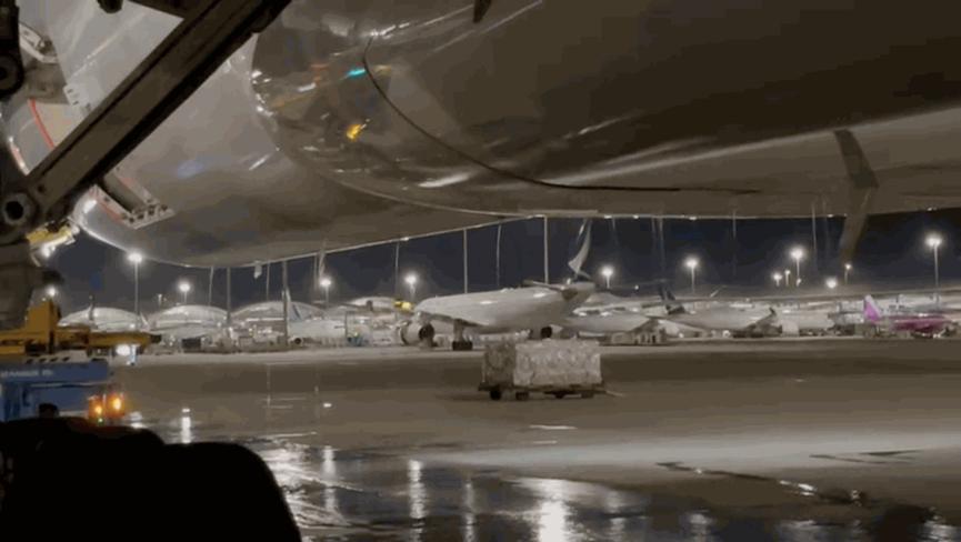 飞机漏水，国泰航空一航班深夜停飞延误