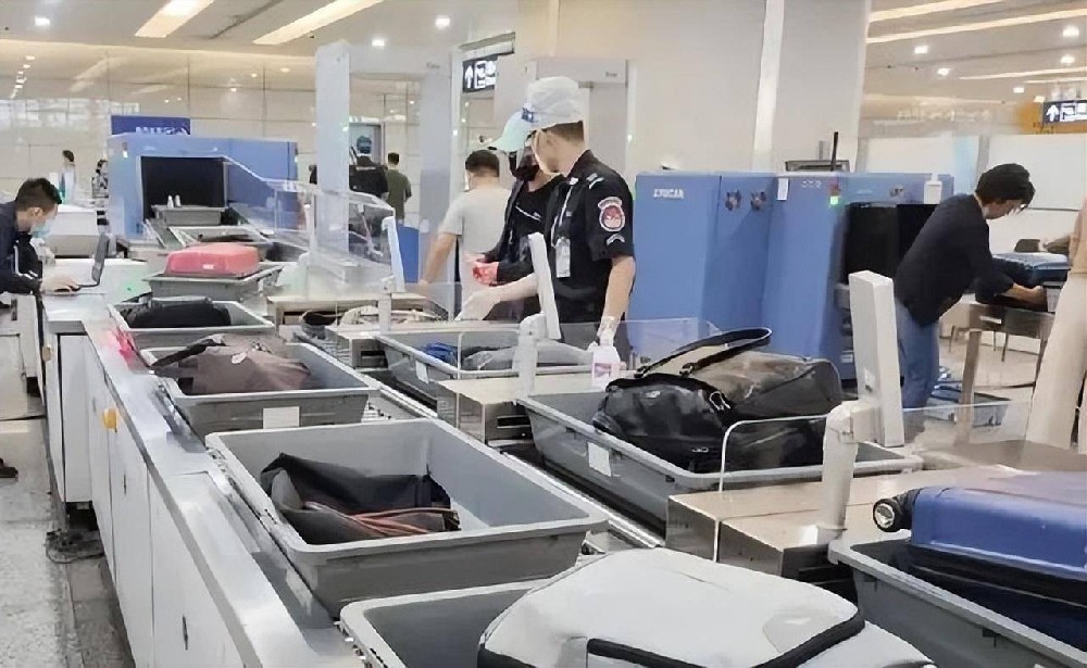 女子西安机场登机，被发现携带步枪实弹