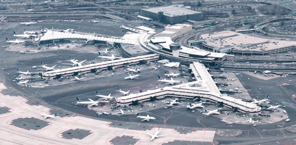 纽约遭强雷暴袭击 三大机场航班运营受影响